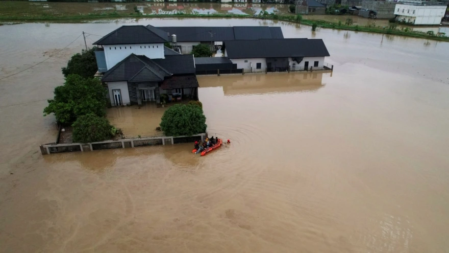 Indonesia huy động máy bay cung cấp viện trợ lũ lụt ở khu vực Sumatra